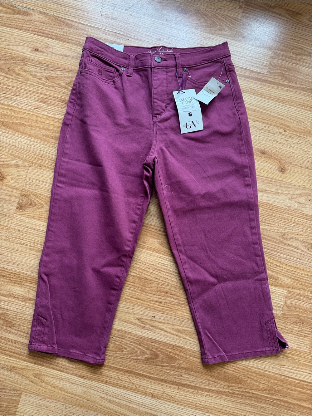 Gloria Vanderbilt 21” ‘Amanda’ Midrise Capris in Plum 🔅 Size 4
